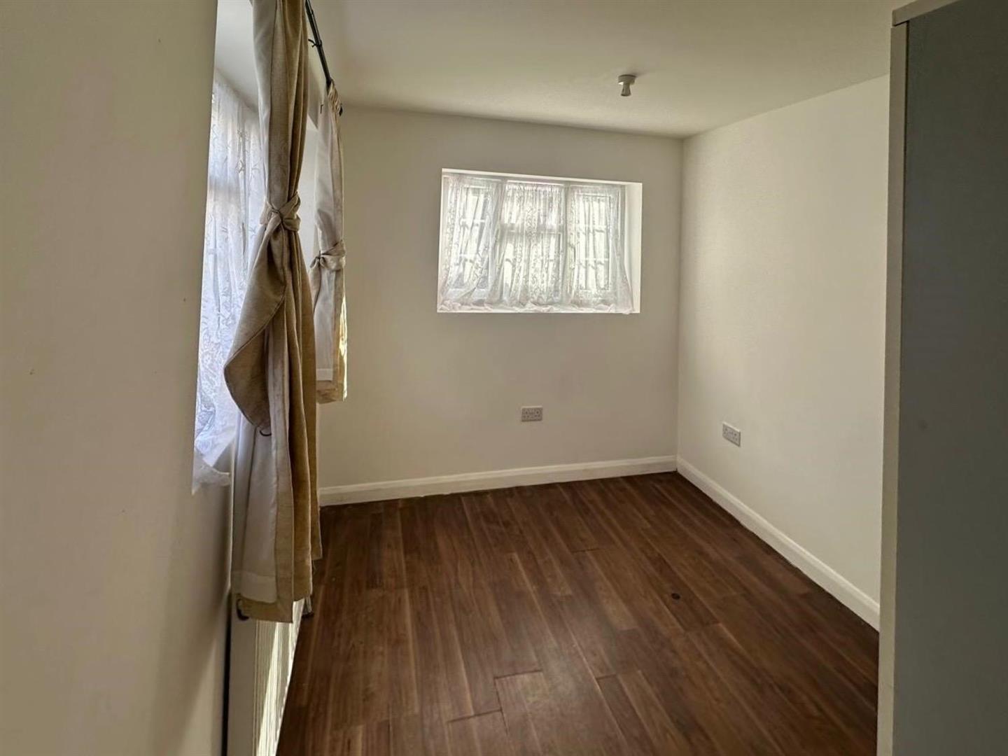 Room Merlin Crescent in Greater London