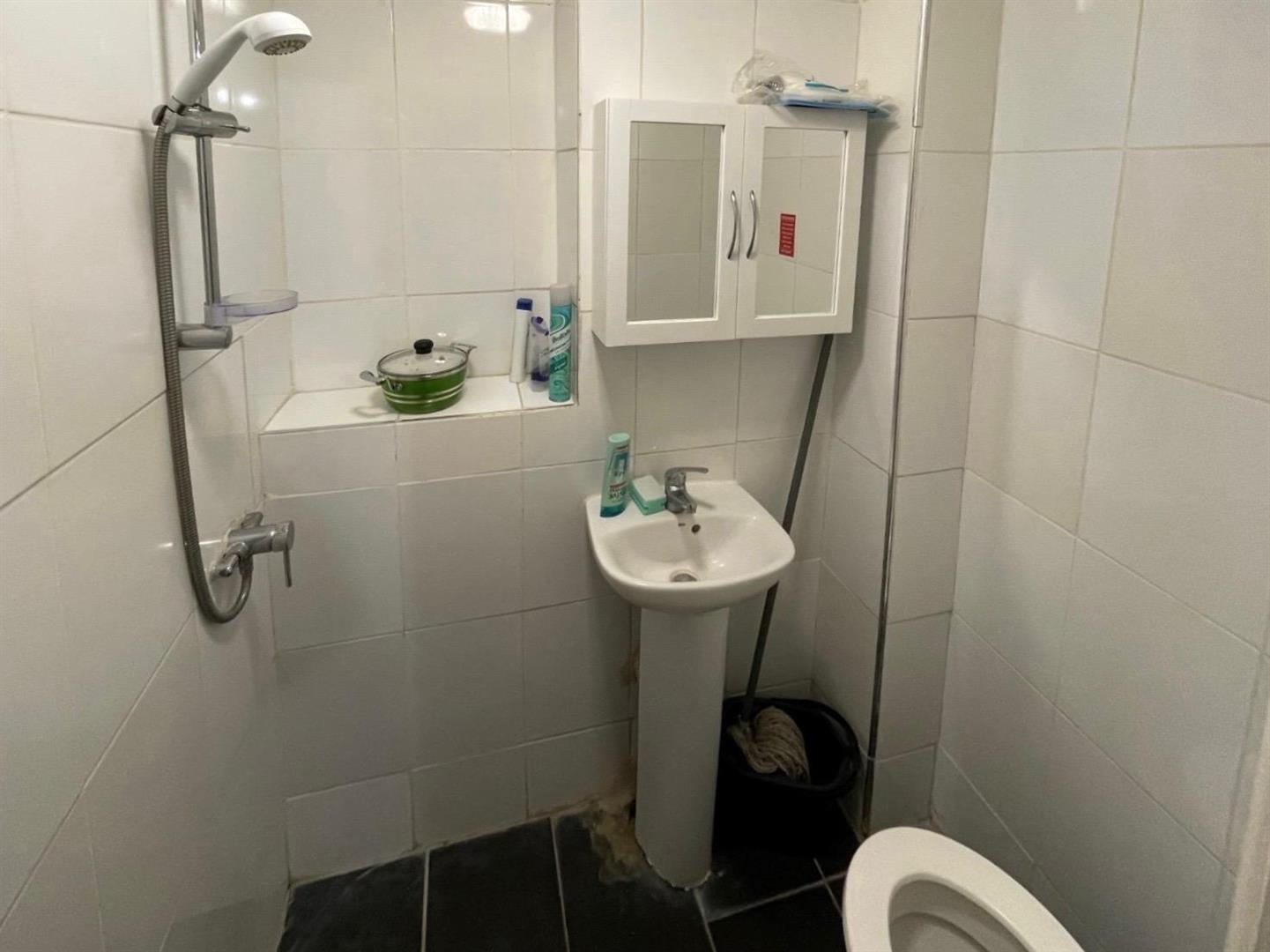 Room Merlin Crescent in Greater London