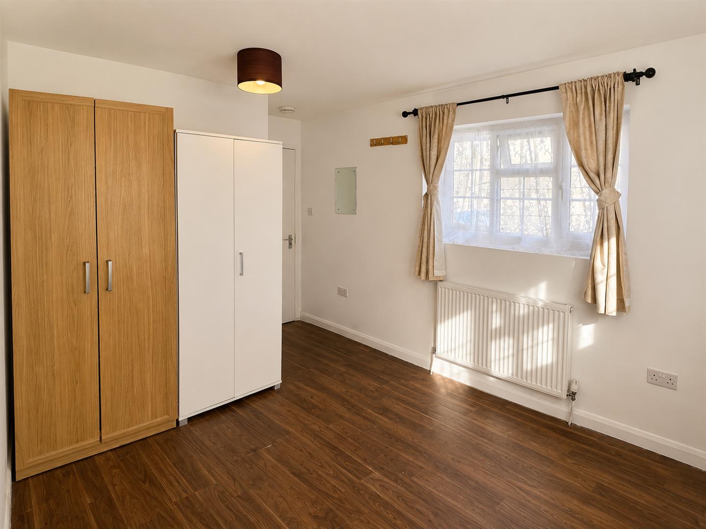 Room Merlin Crescent in Greater London