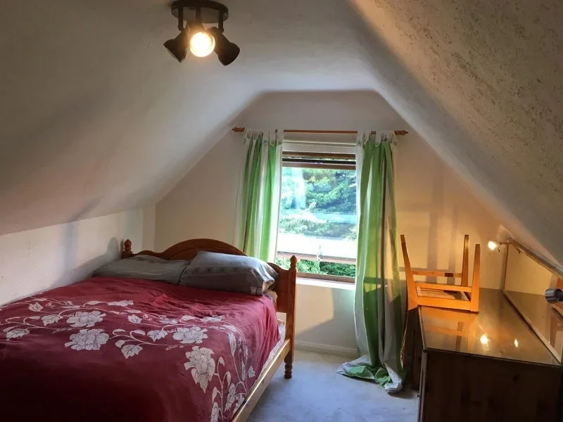 Room Sugden Road in Elmbridge
