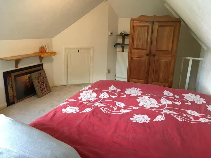 Room Sugden Road in Elmbridge