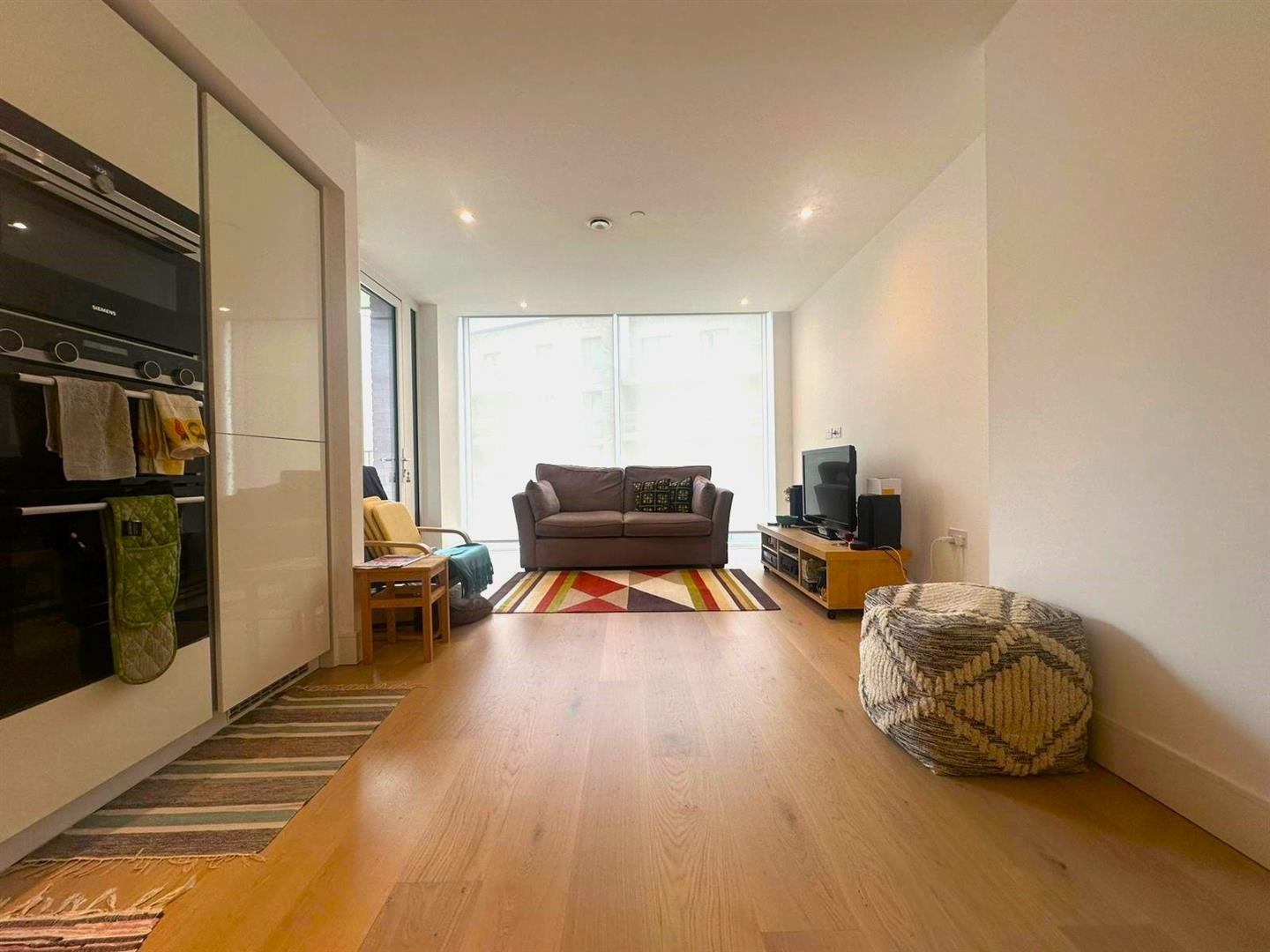 Flat Garnet Place in Greater London
