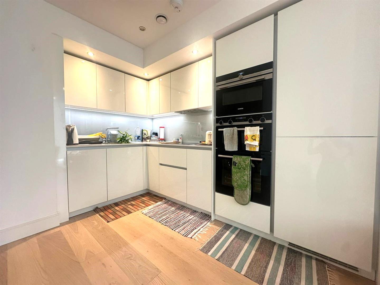 Flat Garnet Place in Greater London