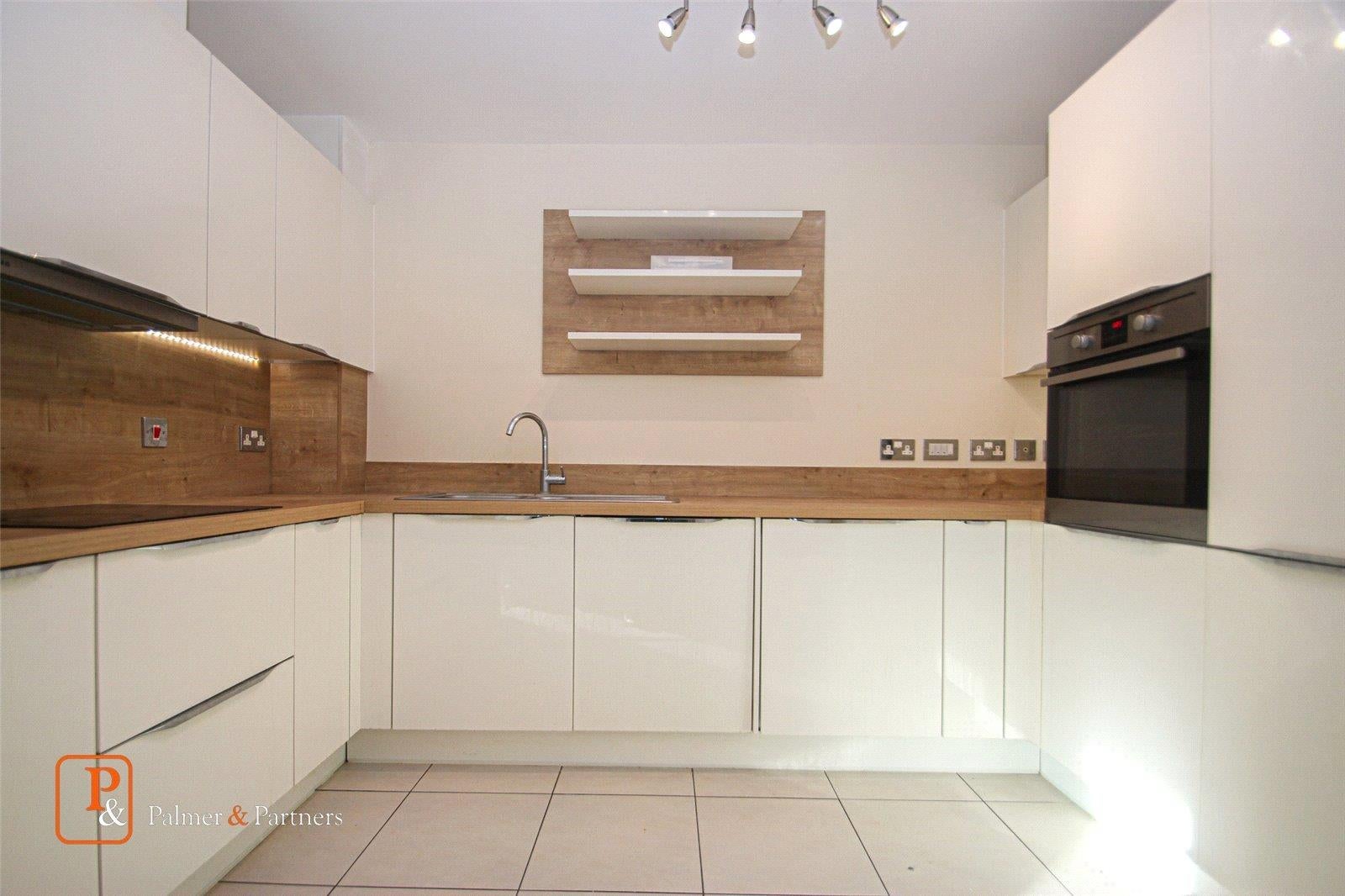 Flat Henry Swan Way in Colchester