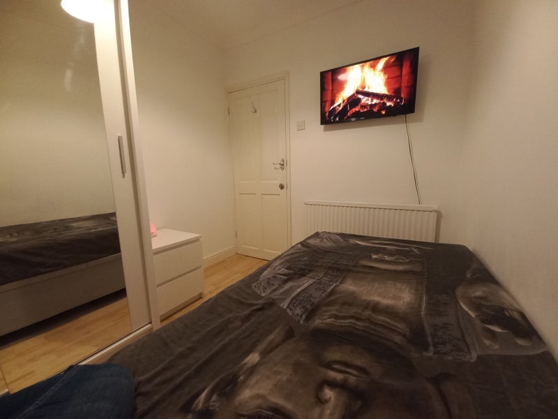 Room Ravenscroft Crescent in Greater London