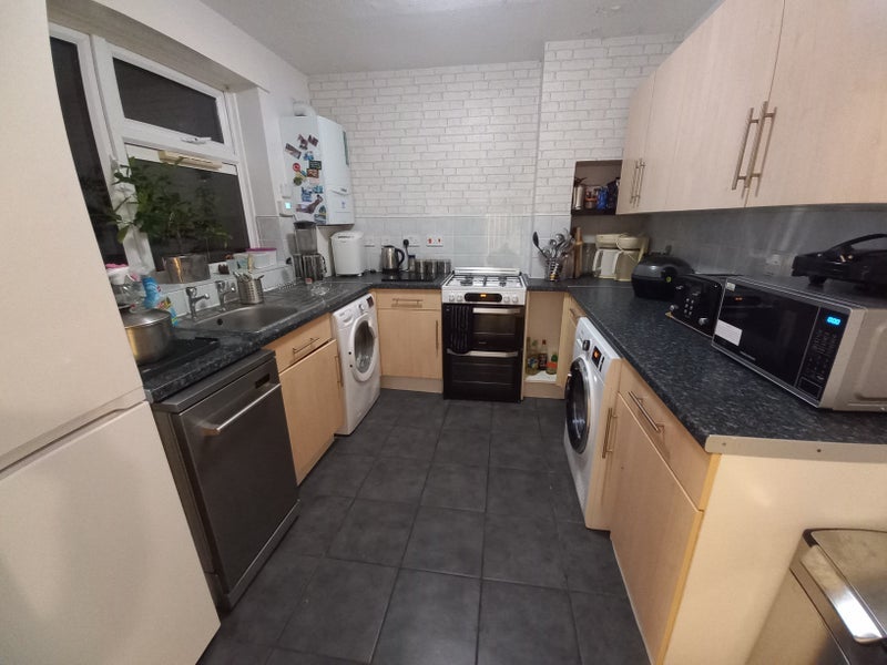 Room Ravenscroft Crescent in Greater London