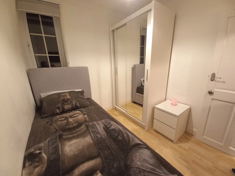 Room Ravenscroft Crescent in Greater London