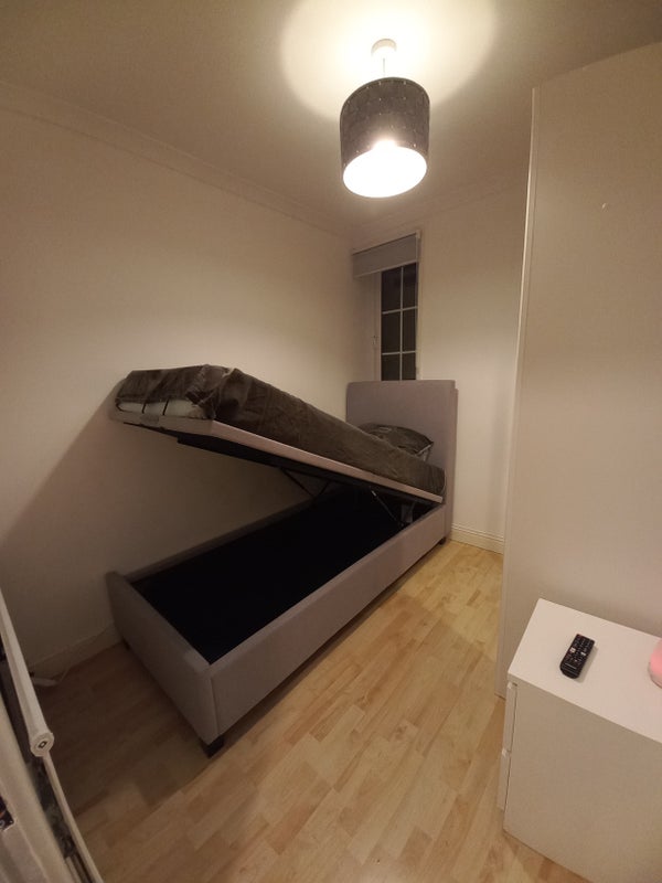 Room Ravenscroft Crescent in Greater London