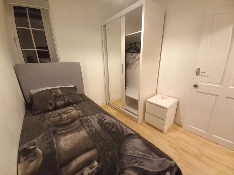 Room Ravenscroft Crescent in Greater London