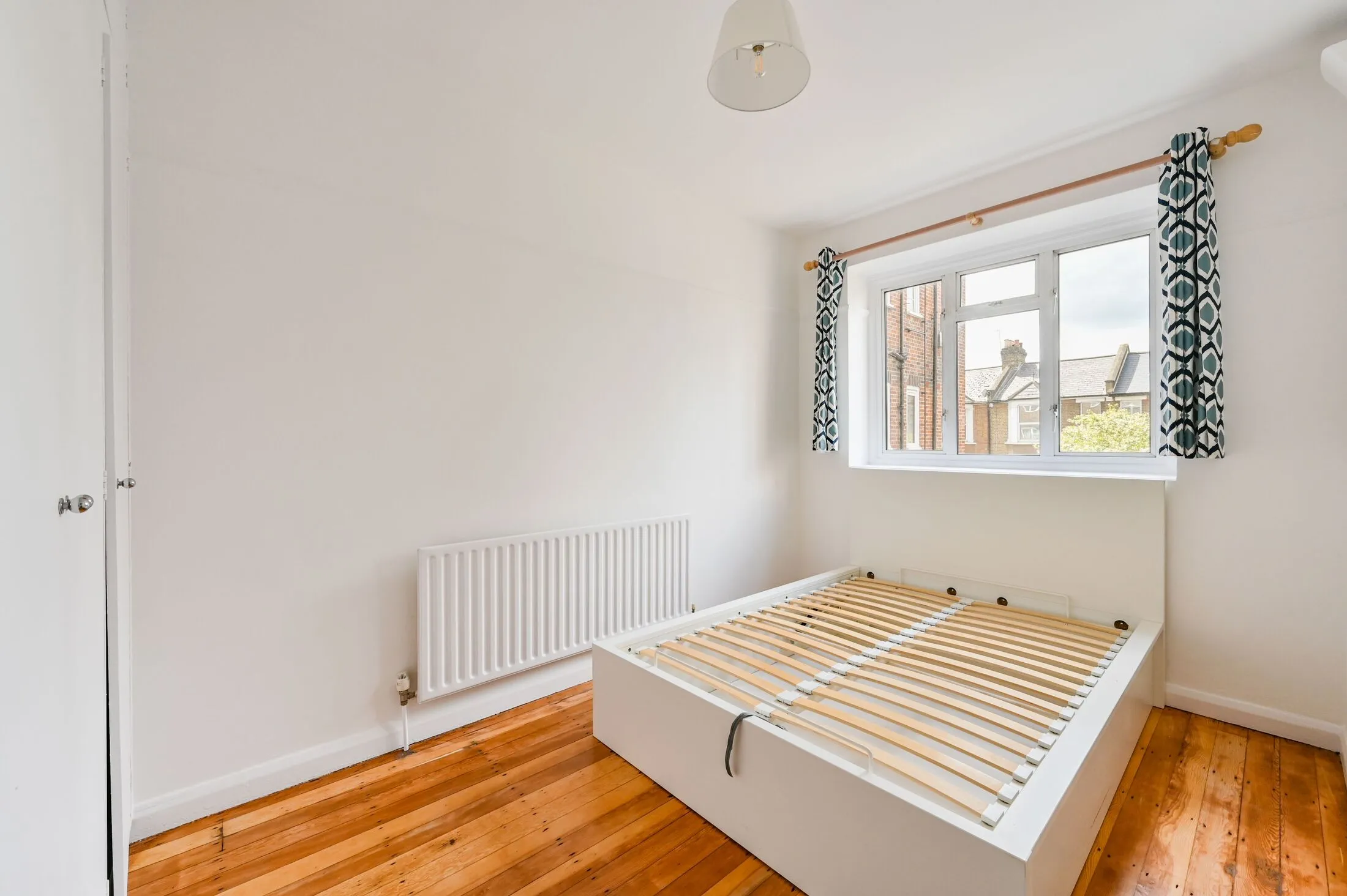 Flat Brewster Gardens in Greater London