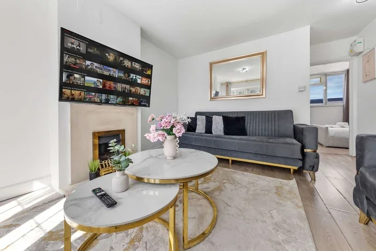 Flat Holland Road in Greater London