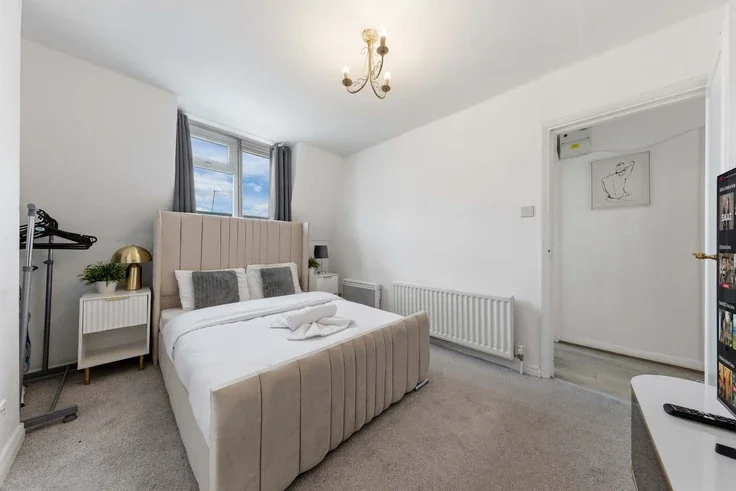 Flat Holland Road in Greater London