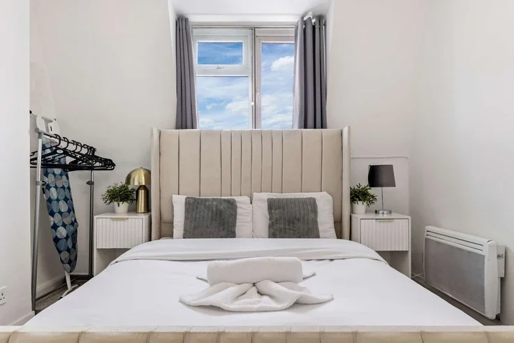 Flat Holland Road in Greater London