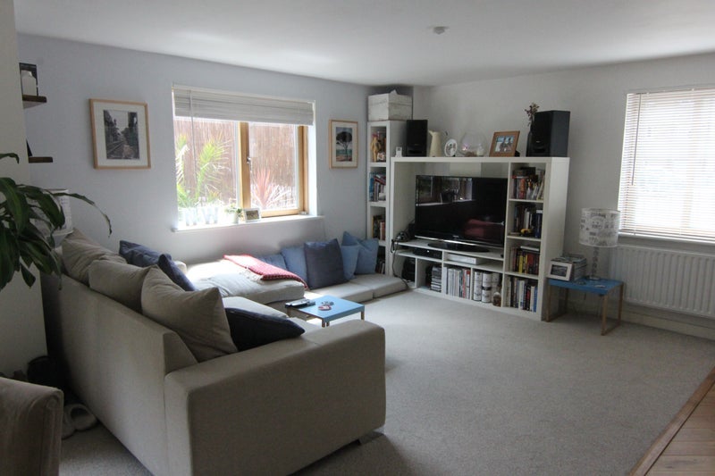 Flat Pancras Way in Greater London