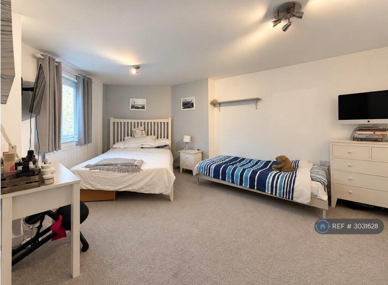 Flat Pancras Way in Greater London