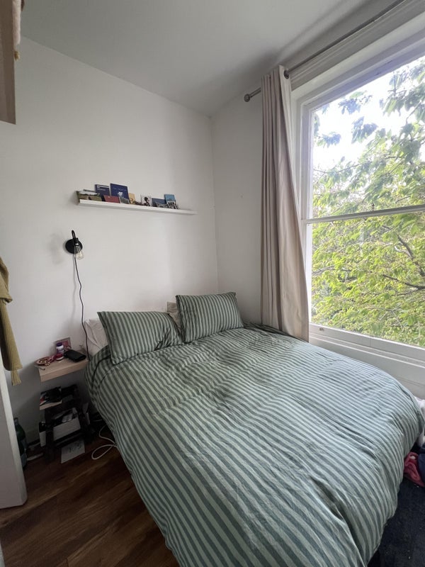 Flat Caversham Road in Greater London