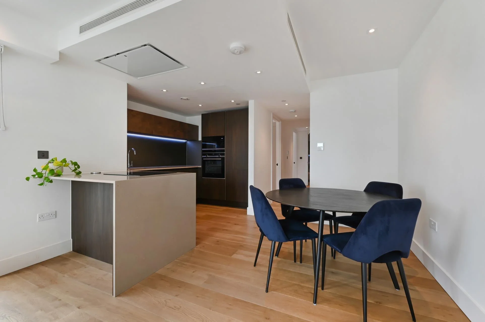 Flat Trenchold Street in Greater London