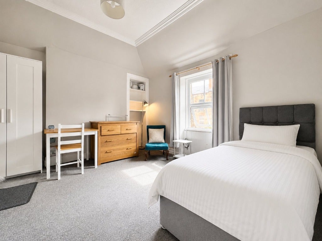 Room North Woodside Road in Glasgow