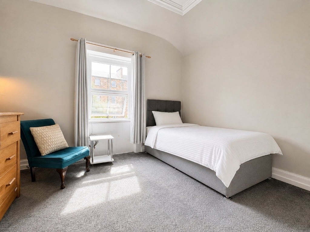 Room North Woodside Road in Glasgow