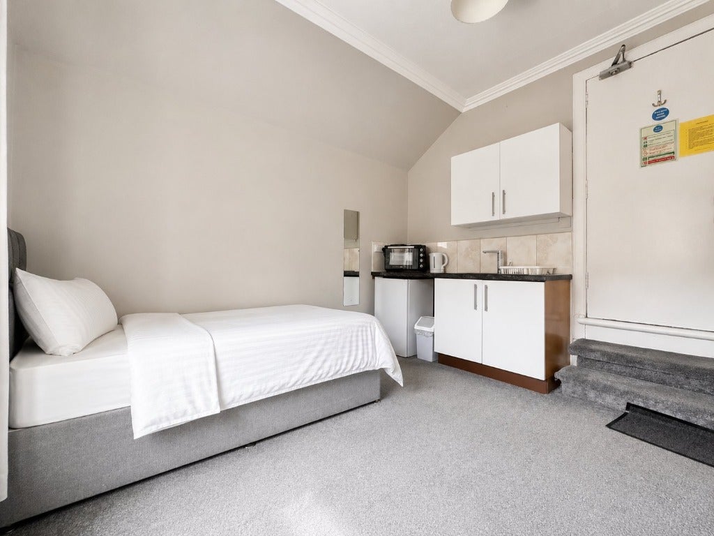 Room North Woodside Road in Glasgow