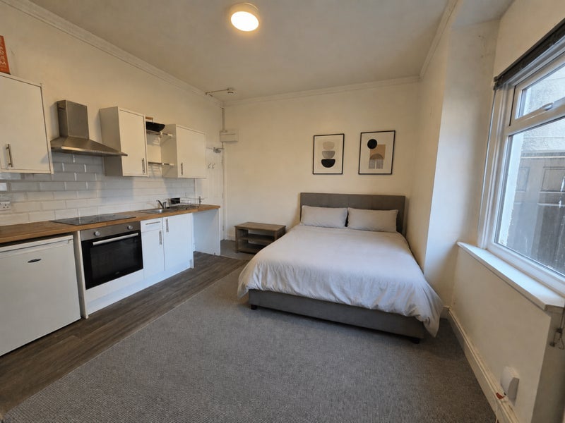 Room Newport Road in Cardiff