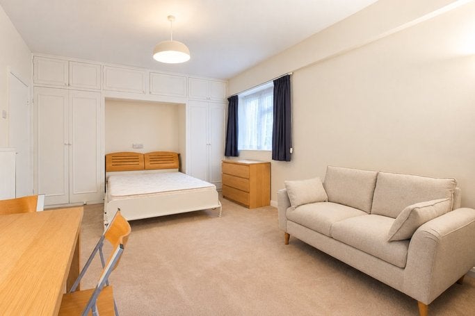 Flat Courtfield Gardens in Greater London