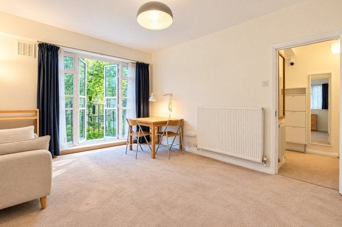 Flat Courtfield Gardens in Greater London