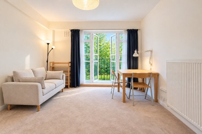 Flat Courtfield Gardens in Greater London