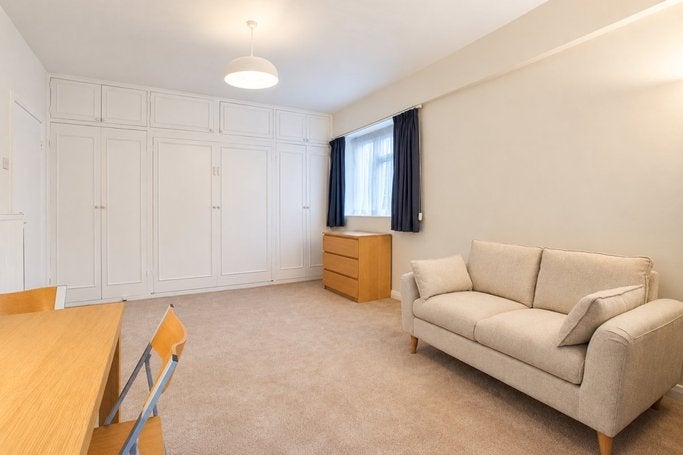 Flat Courtfield Gardens in Greater London
