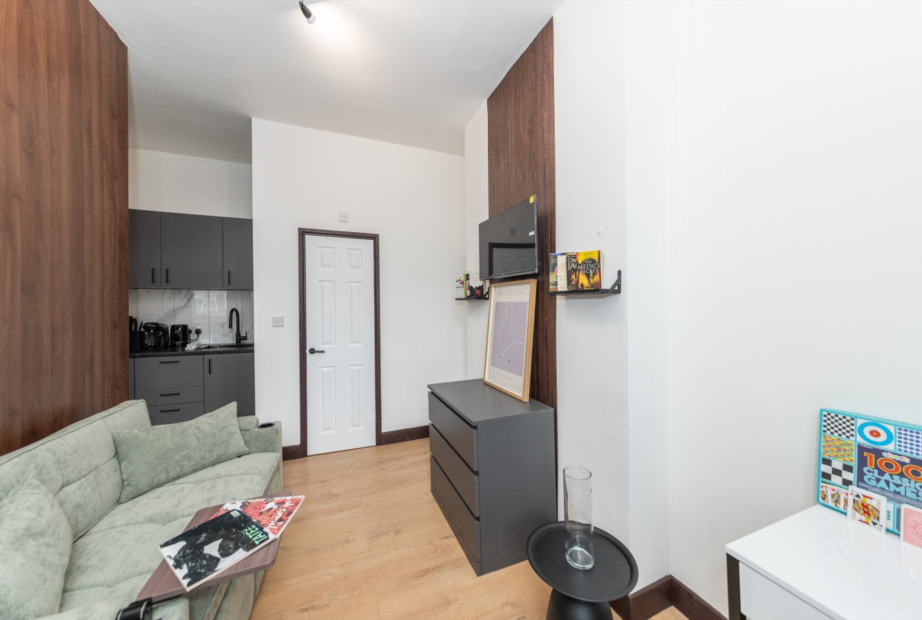 Flat Kensington High Street in Greater London