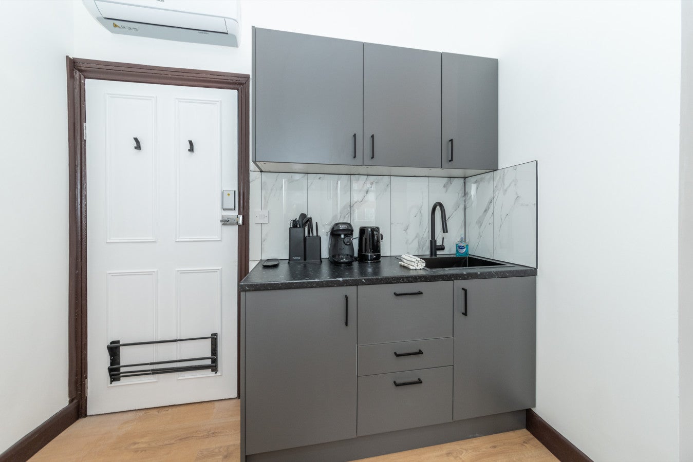 Flat Kensington High Street in Greater London