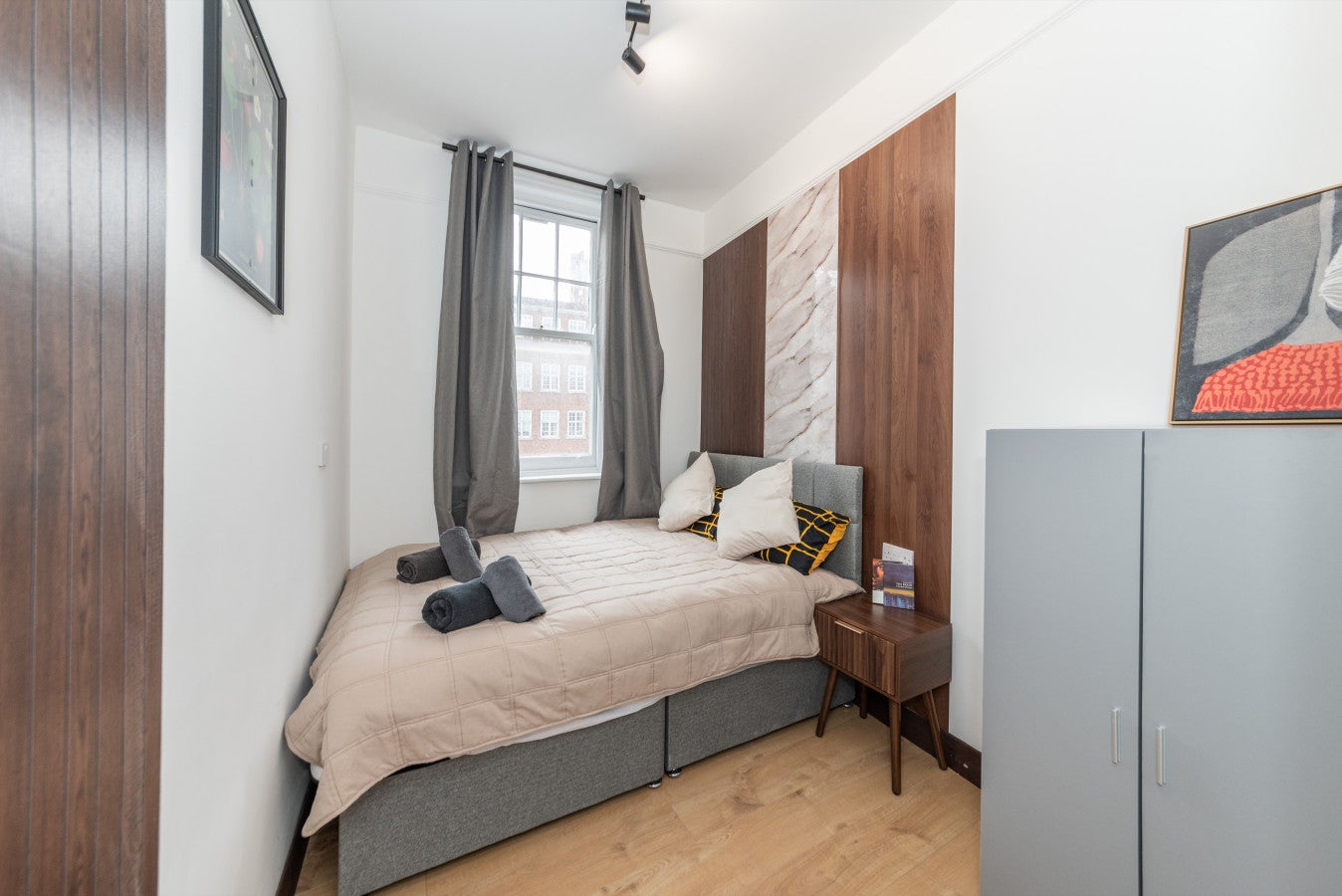Flat Kensington High Street in Greater London