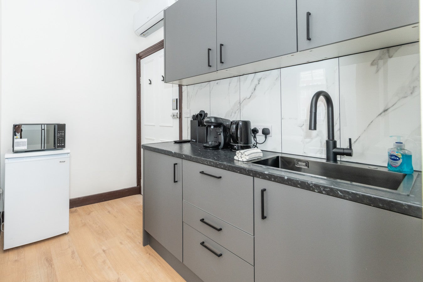 Flat Kensington High Street in Greater London