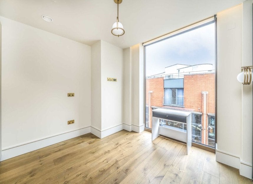 Flat Edith Row in Greater London