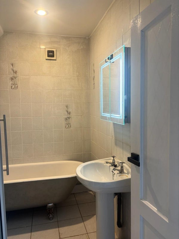 Room Robin Hood Way in Greater London