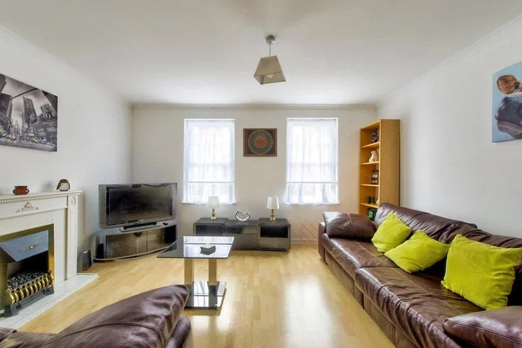 Flat Salamander Court in City of Edinburgh