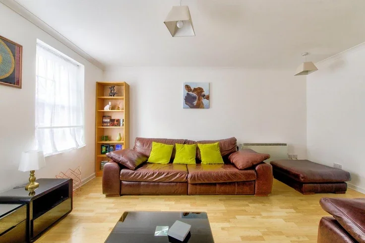 Flat Salamander Court in City of Edinburgh