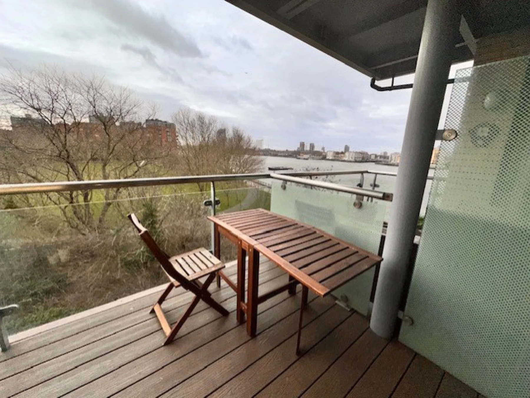 Flat Westferry Road in Greater London