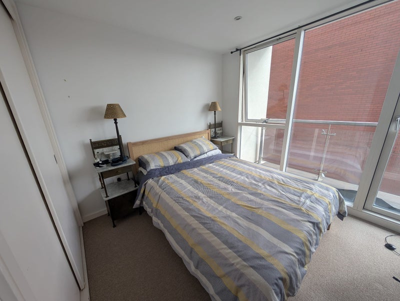 Flat Skypark Road in Bristol