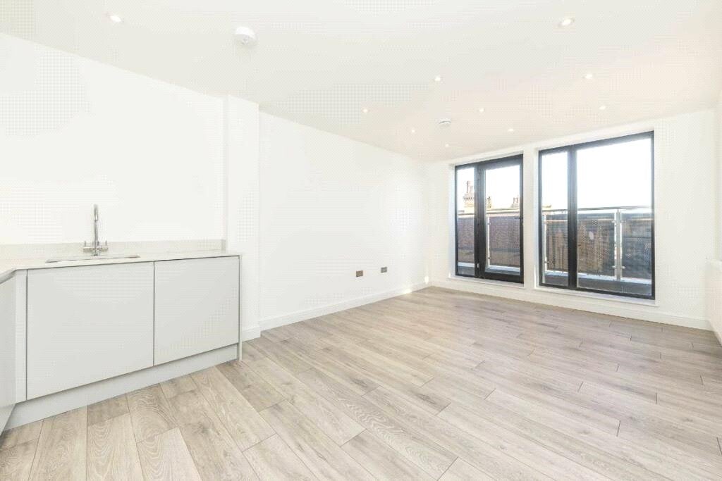 Flat Pembury Road in Greater London