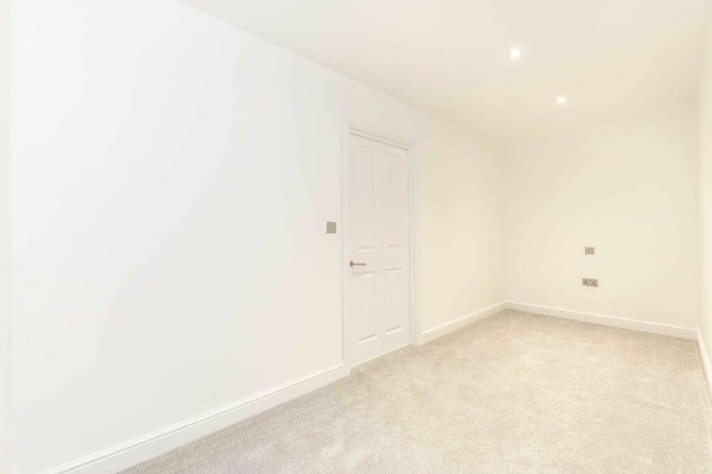 Flat Pembury Road in Greater London
