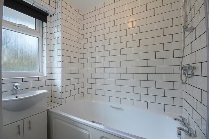 Flat Llewellyn Street in Greater London