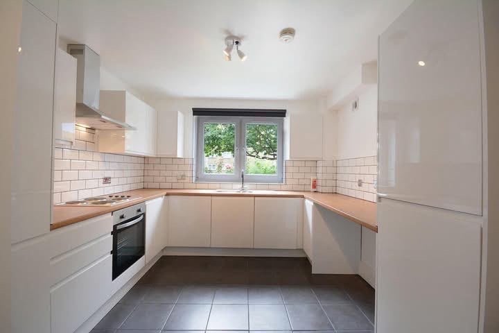 Flat Llewellyn Street in Greater London