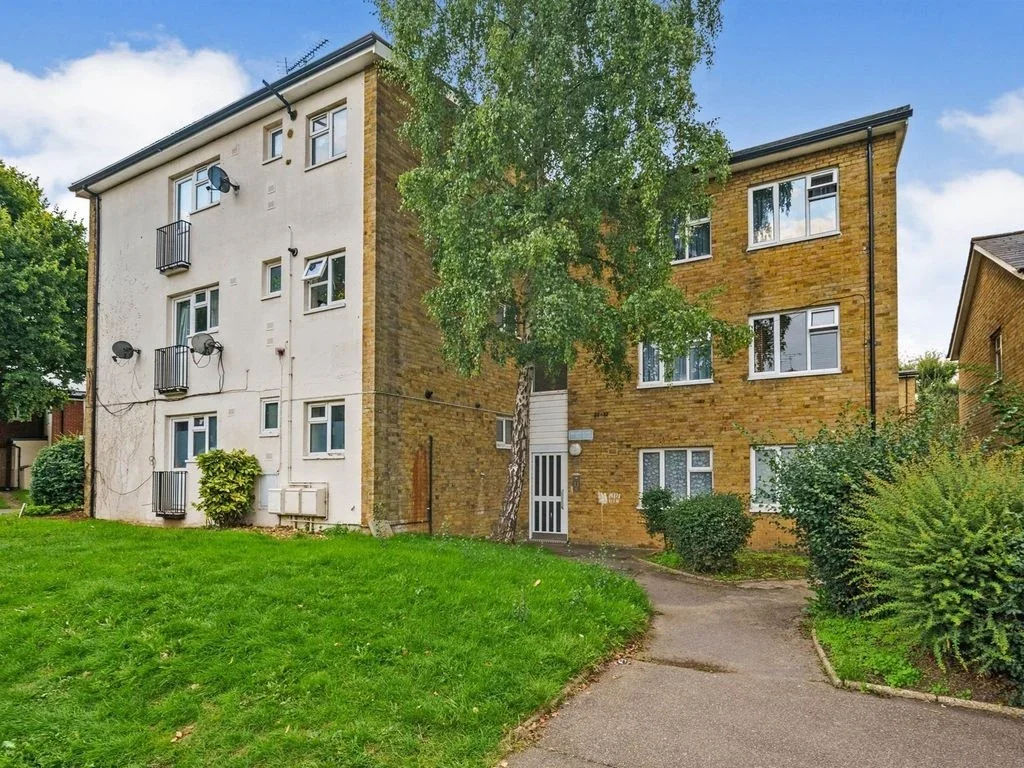 Flat Briars Lane in Welwyn Hatfield