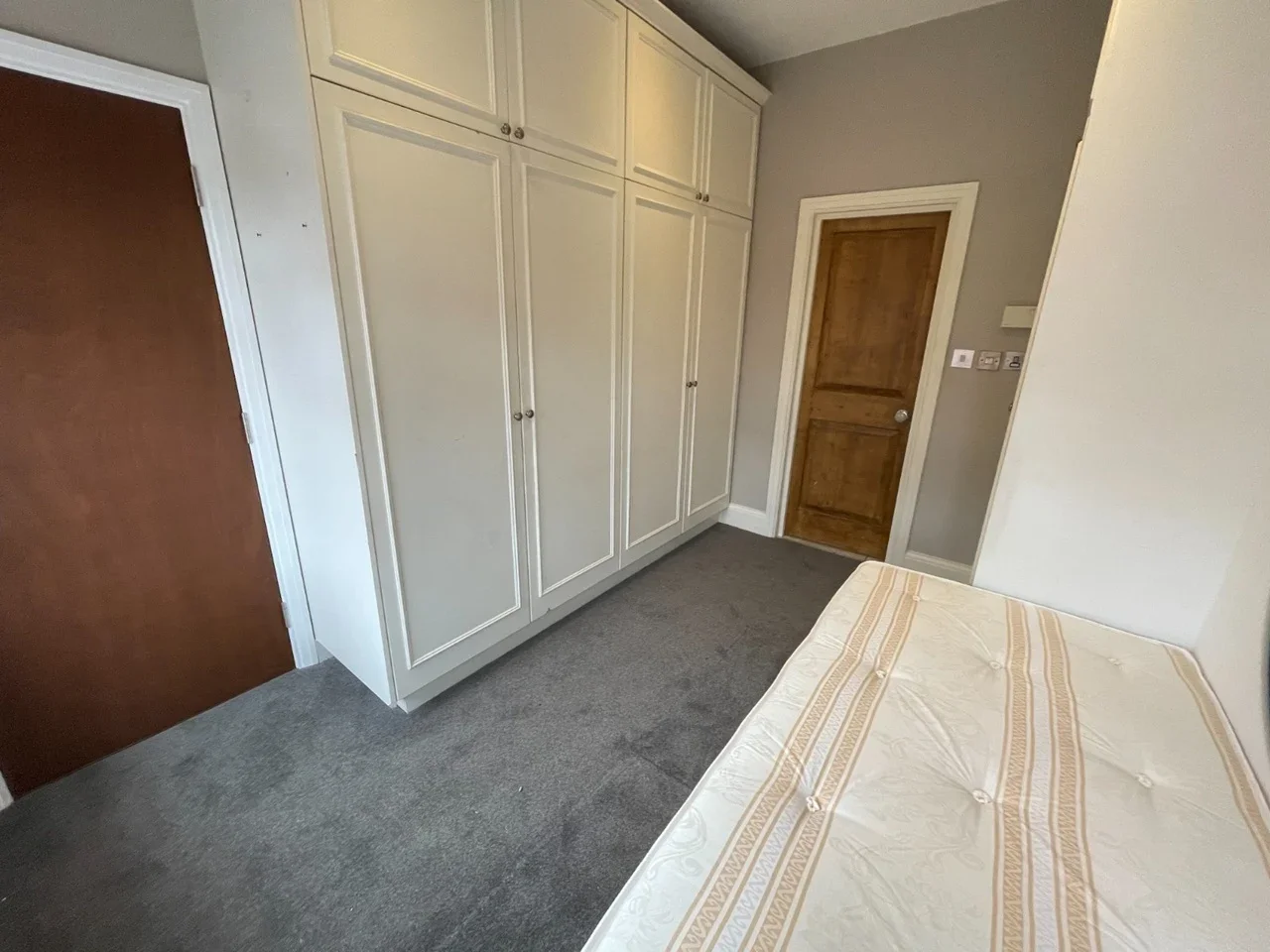 Room High Road in Greater London