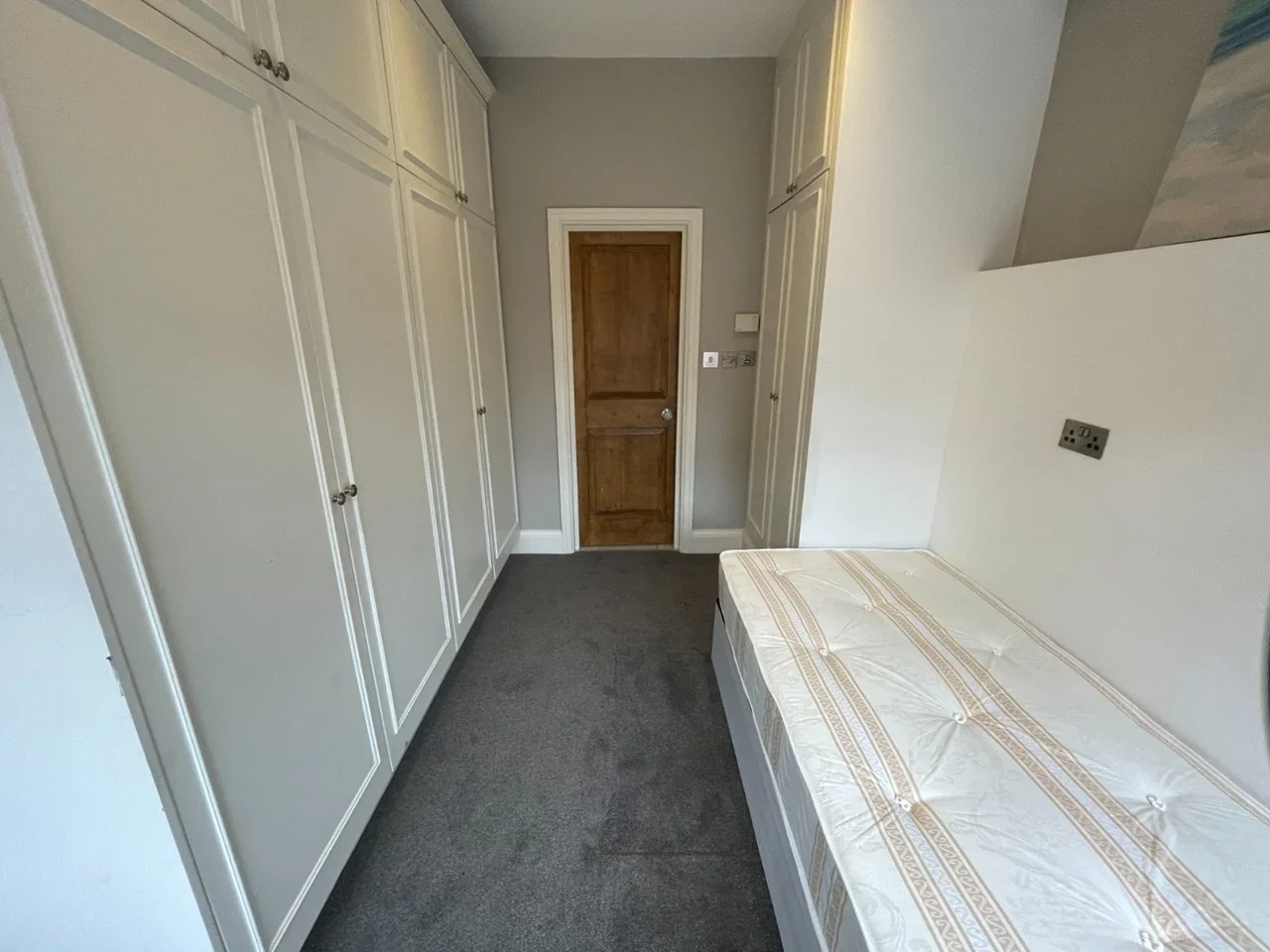 Room High Road in Greater London