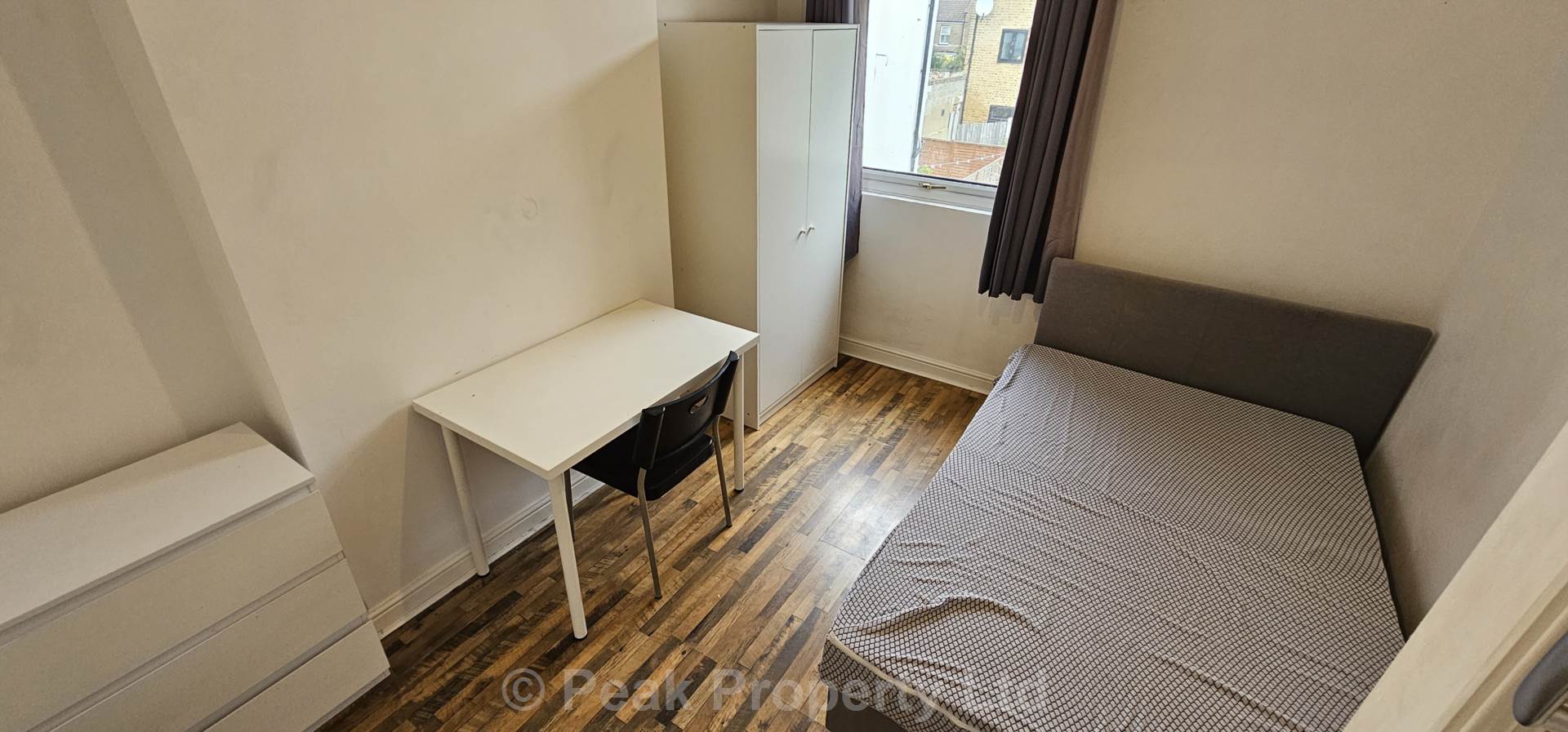Room Queens Road in Southend-on-Sea