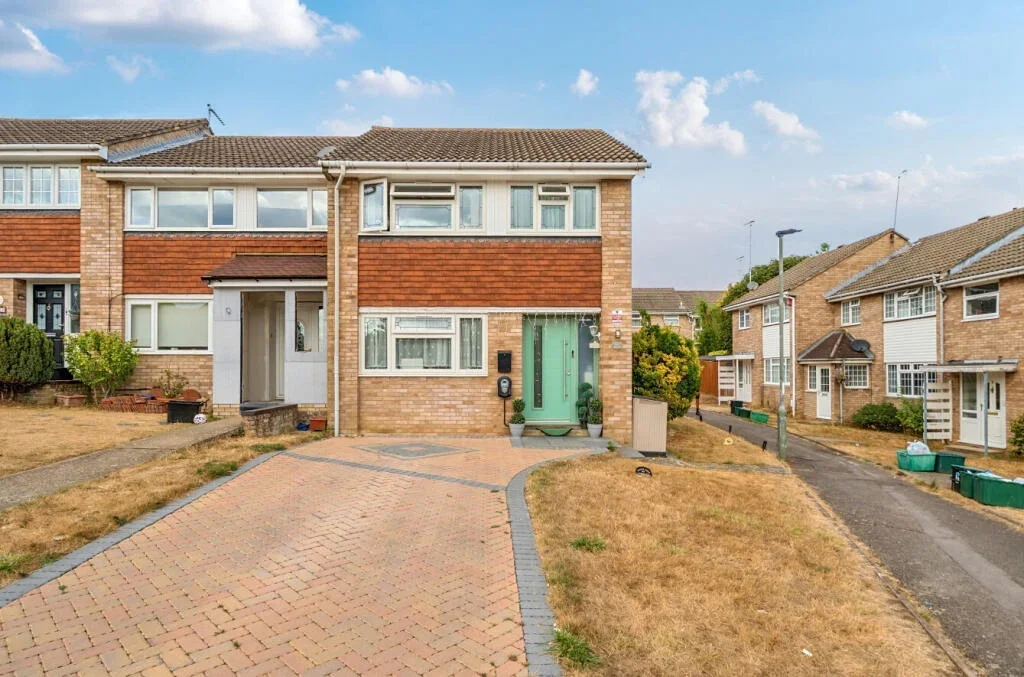 House Wayne Close in Greater London
