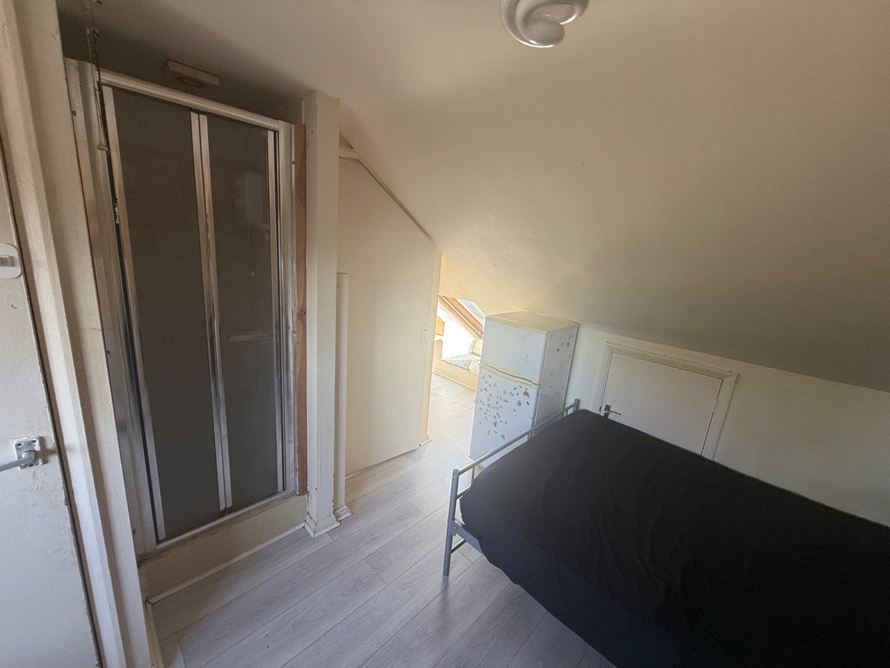 Room Rosslyn Crescent in Greater London