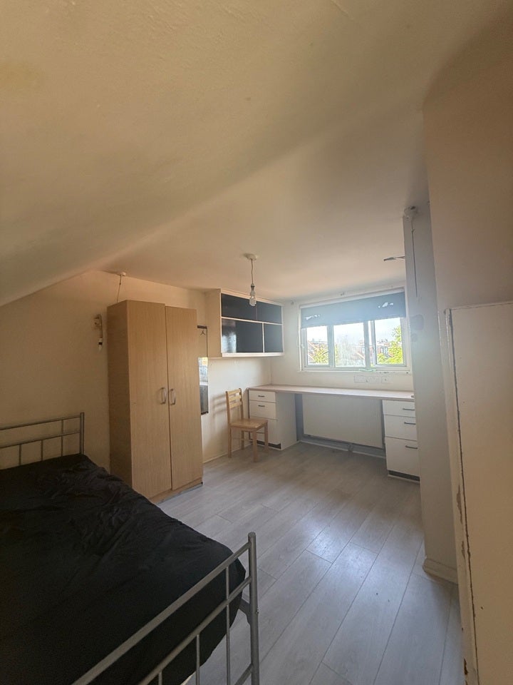 Room Rosslyn Crescent in Greater London